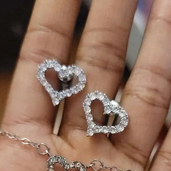 💖 18k White Gold Filled CZ Diamond Heart Earrings - Picture 6 of 16